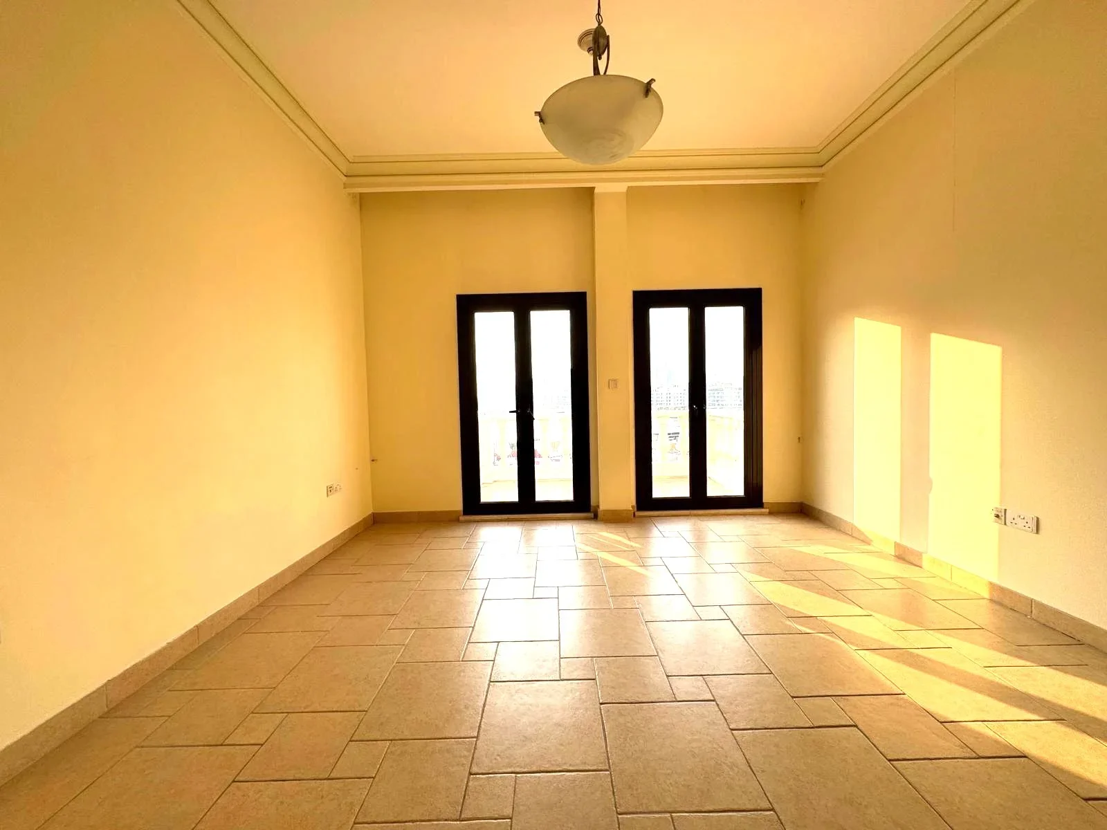 SPACIOUS SF 2BHK APT WITH BALCONY