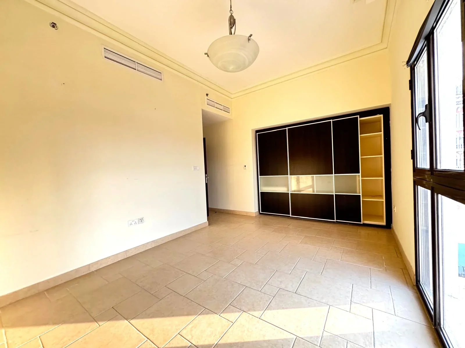 SPACIOUS SF 2BHK APT WITH BALCONY