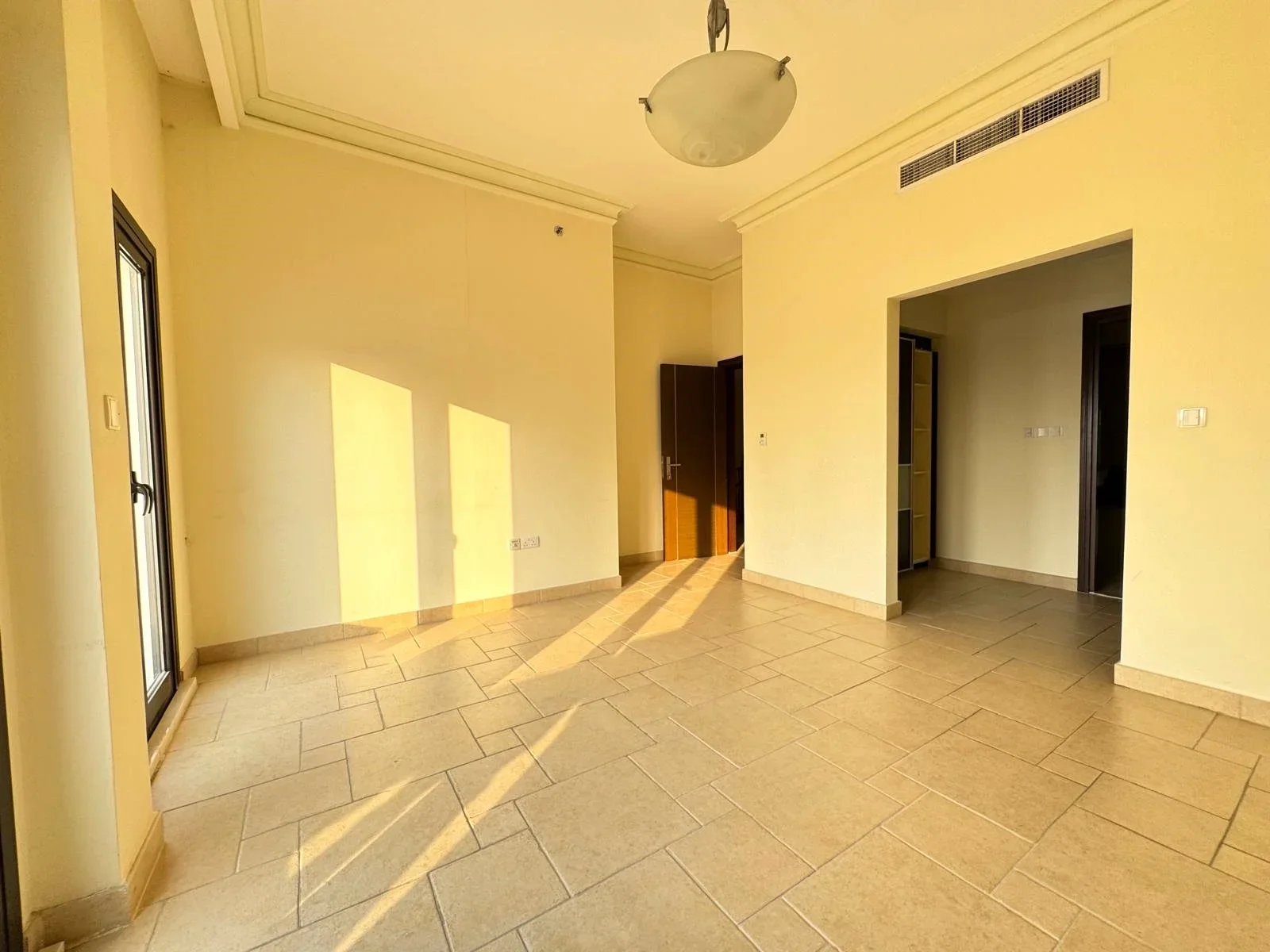 SPACIOUS SF 2BHK APT WITH BALCONY