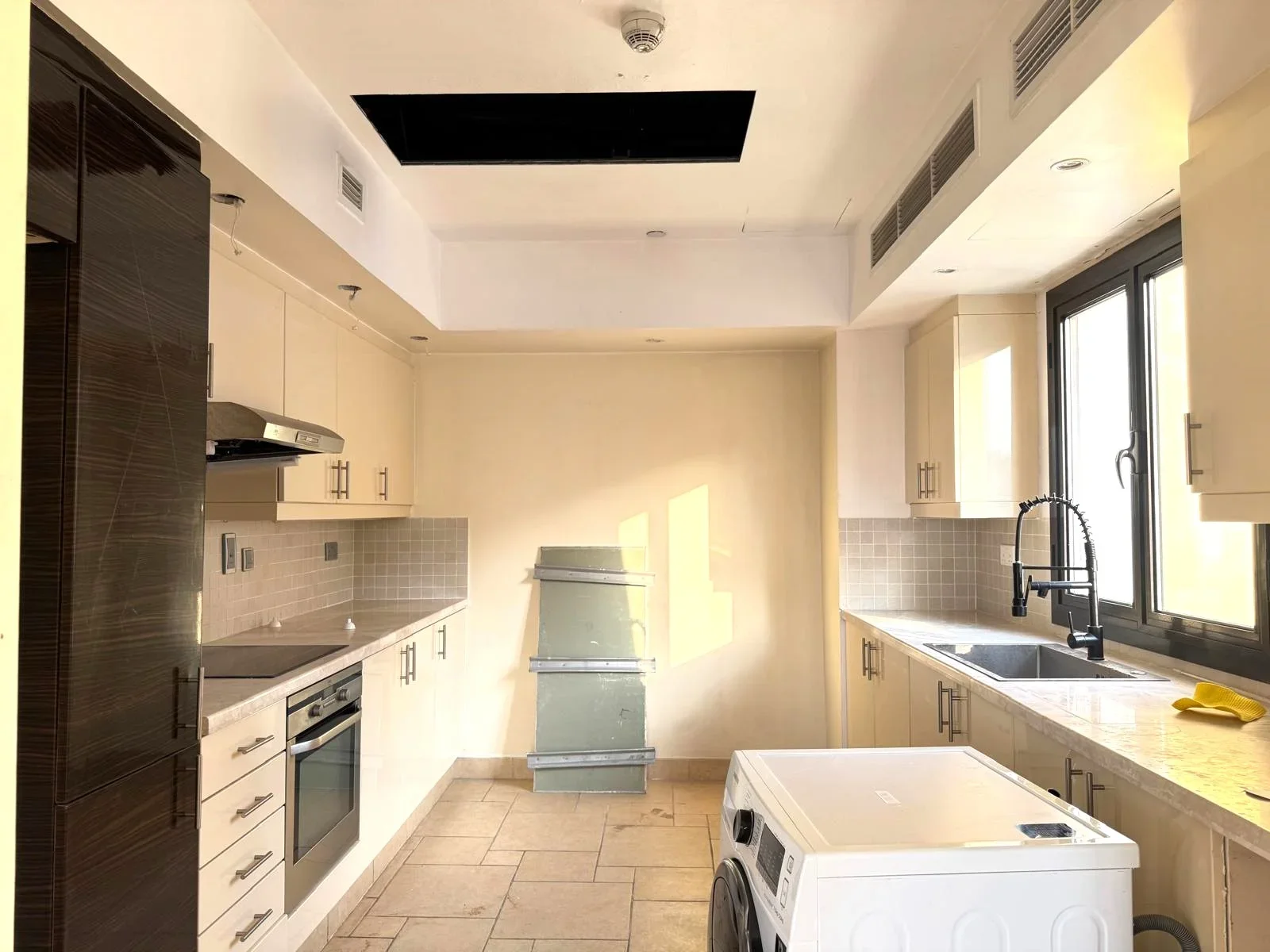 SPACIOUS SF 2BHK APT WITH BALCONY