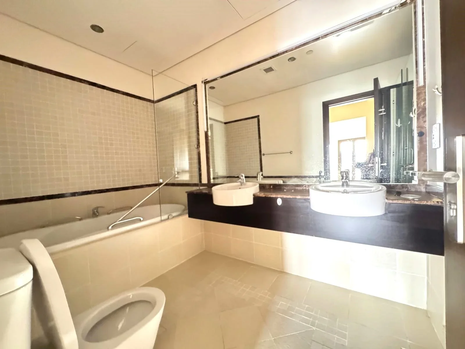 SPACIOUS SF 2BHK APT WITH BALCONY