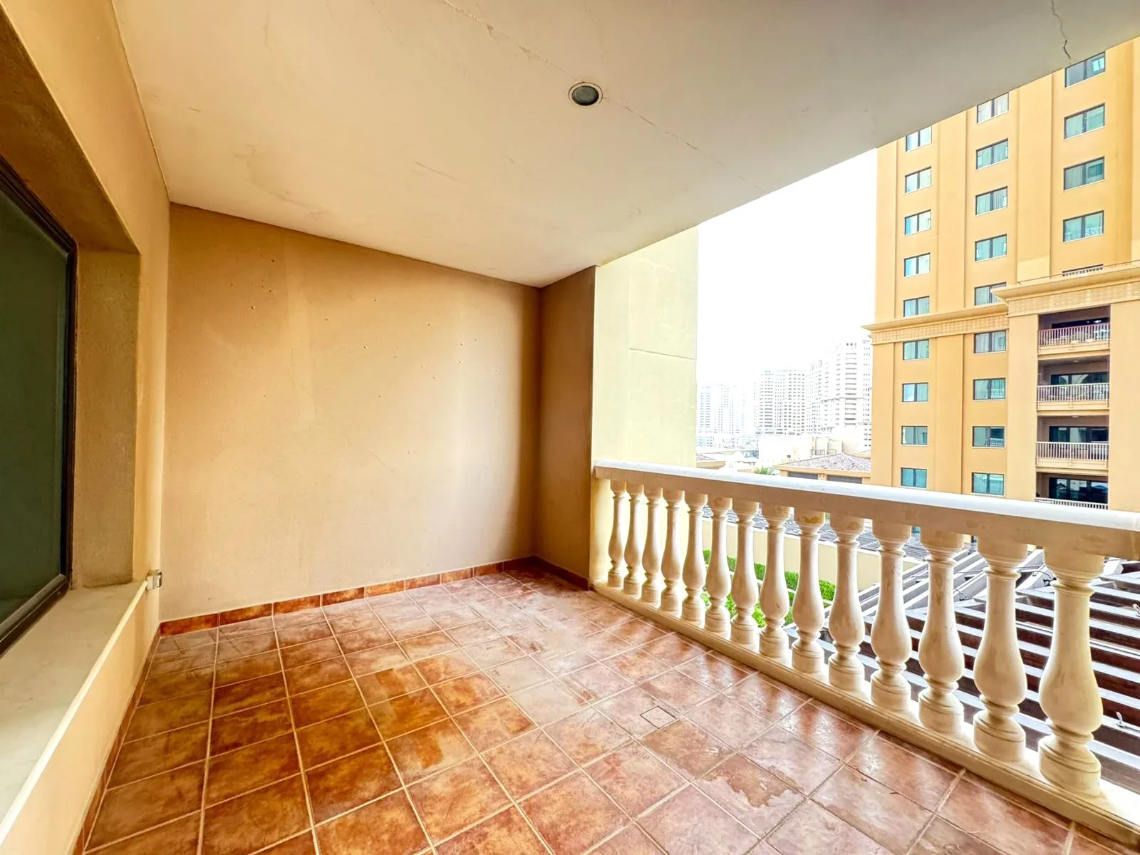 SPACIOUS SF 1BHK APARTMENT WITH BLACONY