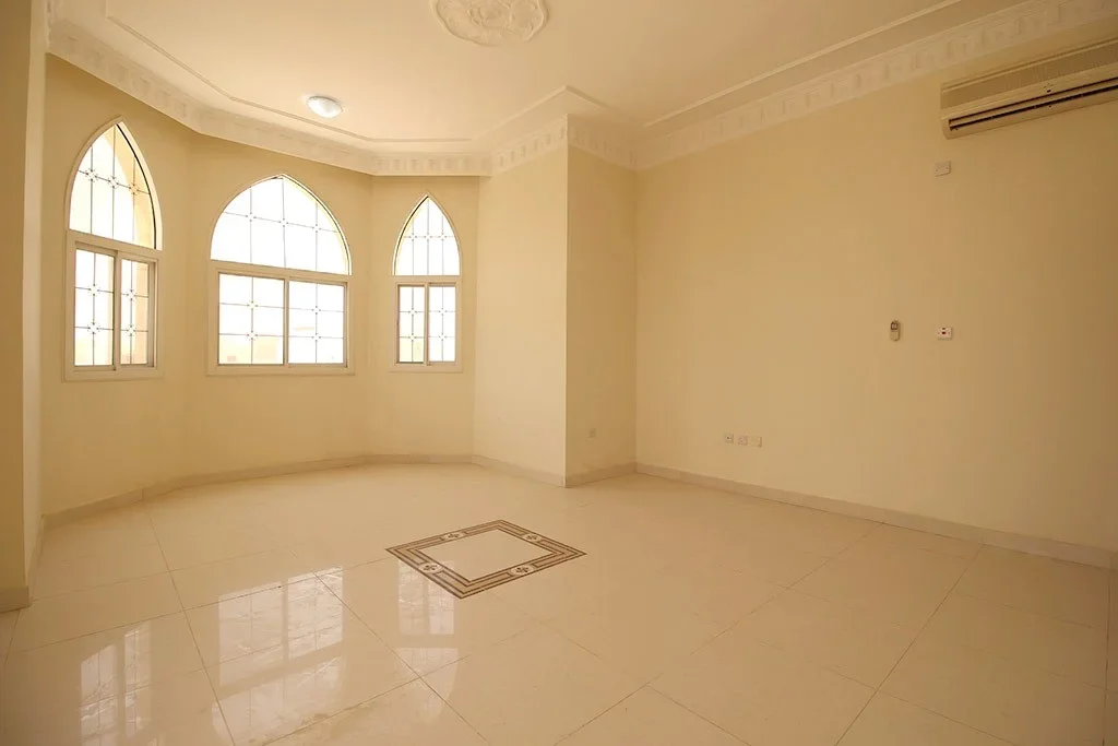LARGE 10BR VILLA | PRIME LOCATION NEAR KATARA