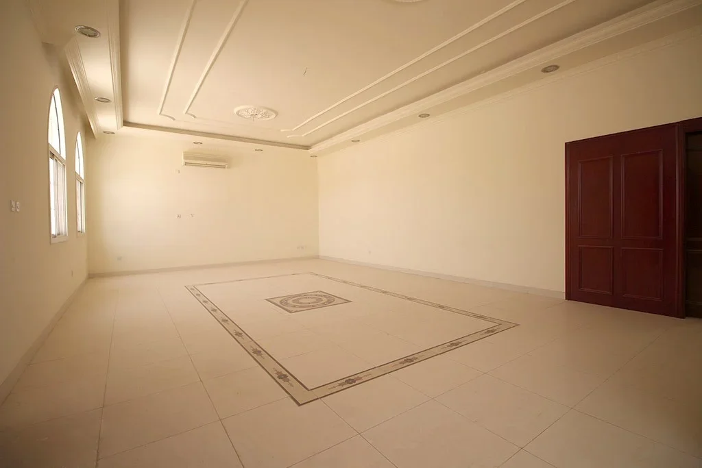 LARGE 10BR VILLA | PRIME LOCATION NEAR KATARA