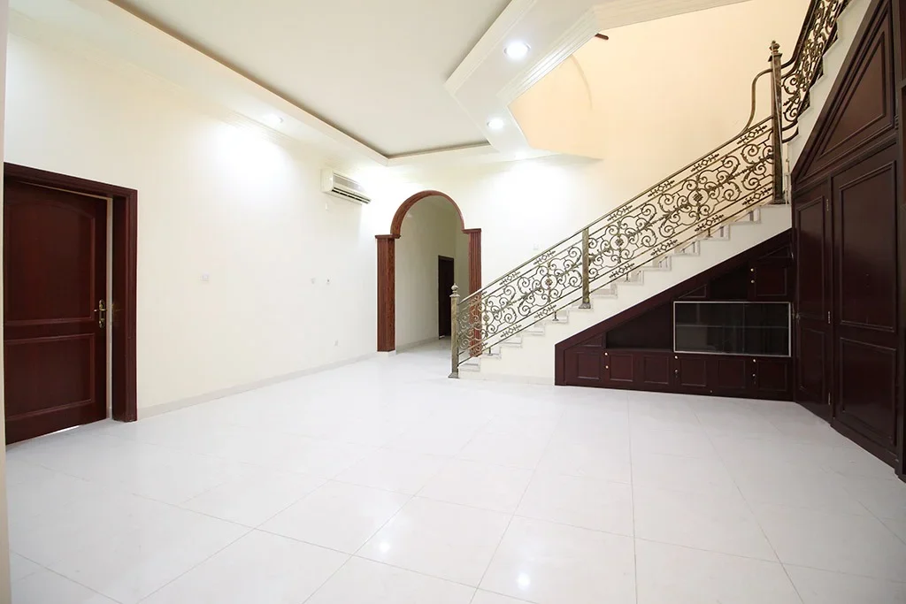 LARGE 10BR VILLA | PRIME LOCATION NEAR KATARA