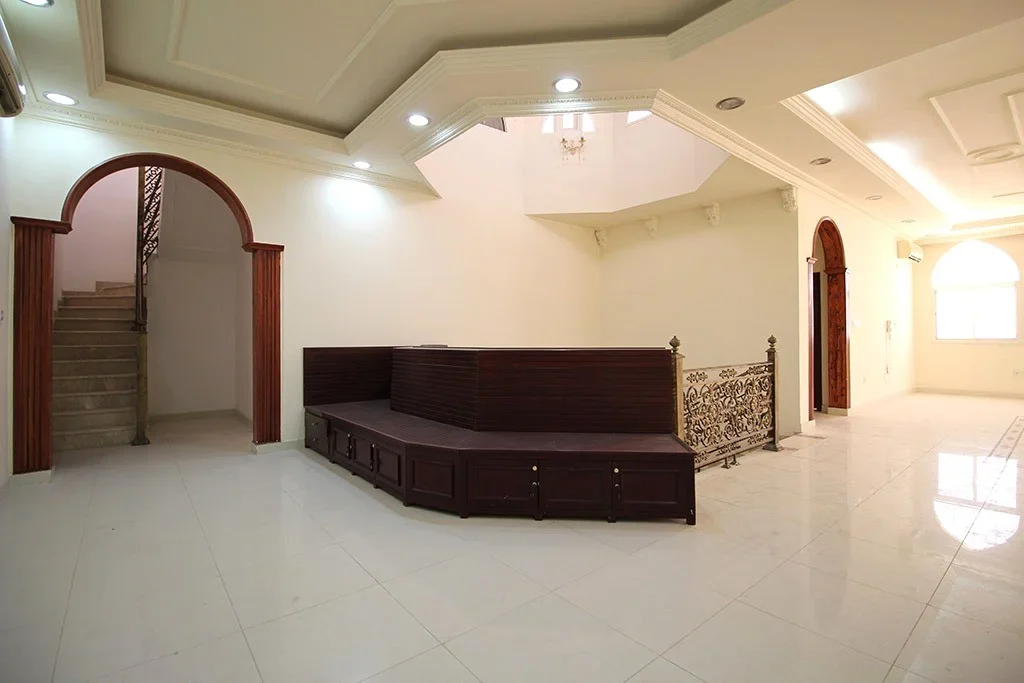 LARGE 10BR VILLA | PRIME LOCATION NEAR KATARA