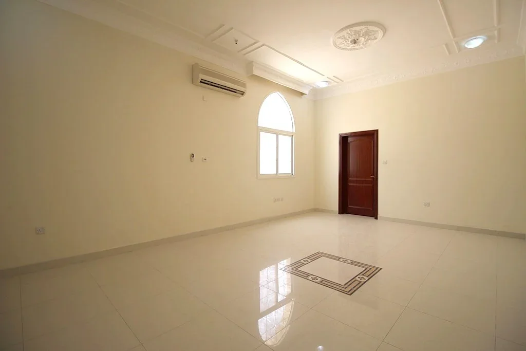 LARGE 10BR VILLA | PRIME LOCATION NEAR KATARA