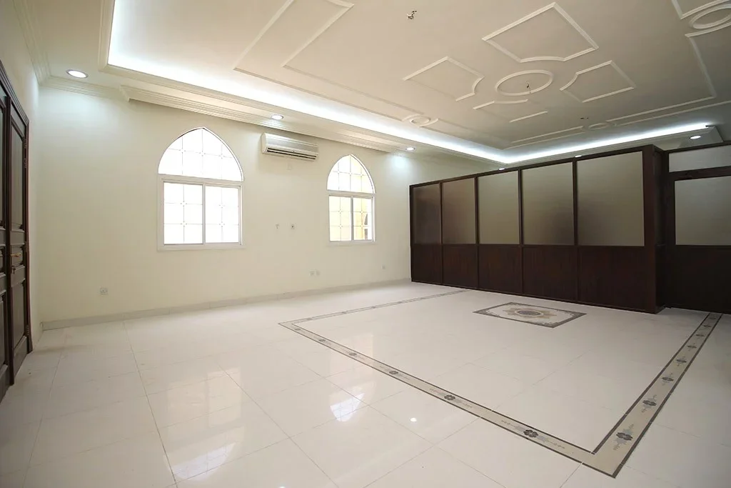 LARGE 10BR VILLA | PRIME LOCATION NEAR KATARA