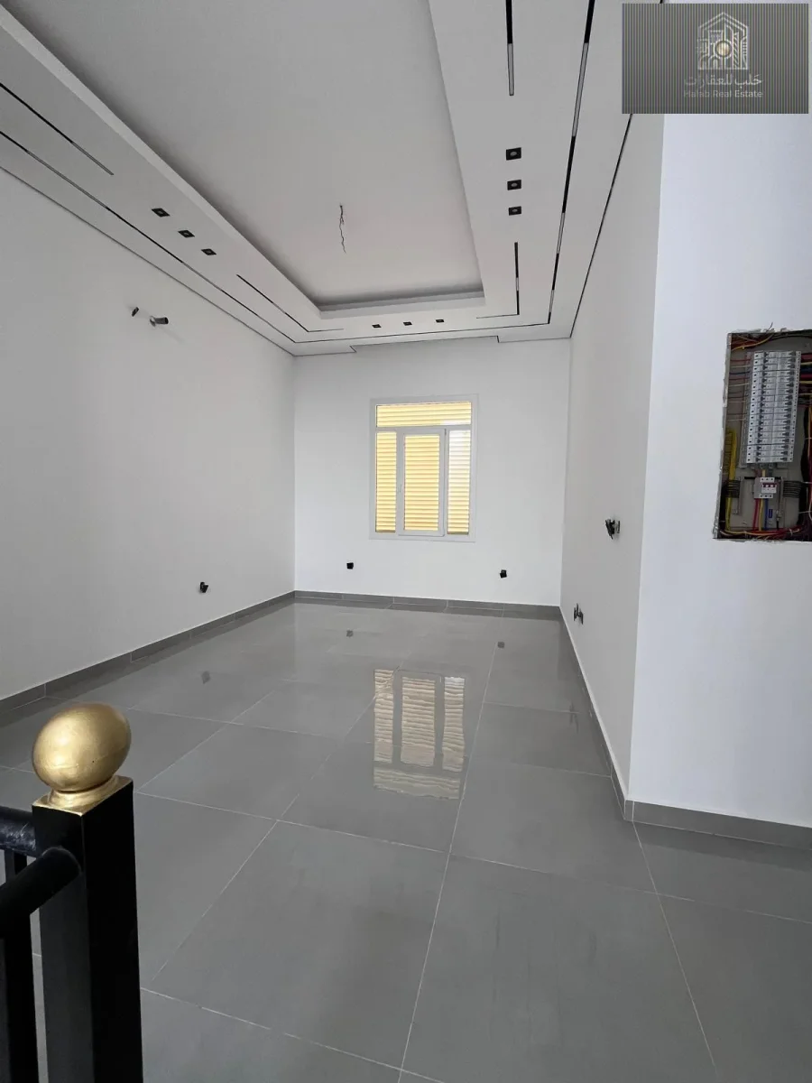 Spacious Villa for Sale in Al Kheesa New Area | 5 BR Master Suites + Elevator + Central A/C - view 3