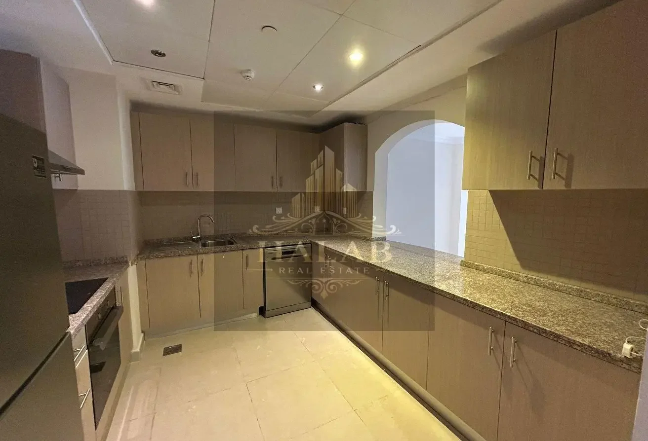 SPACIOUS BEDROOM + OFFICE APARTMENT