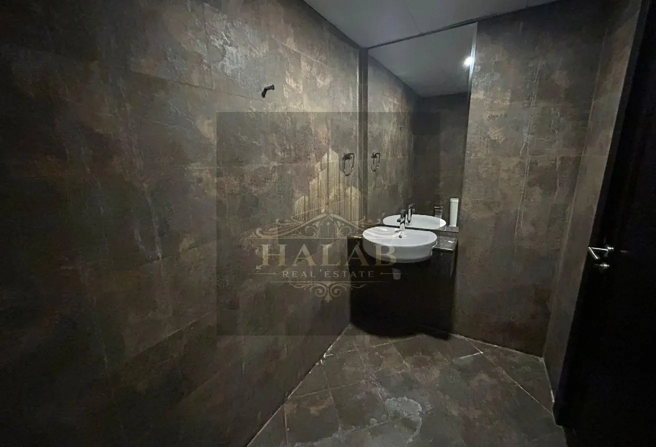 SPACIOUS BEDROOM + OFFICE APARTMENT