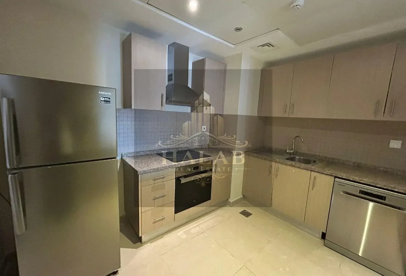 SPACIOUS BEDROOM + OFFICE APARTMENT