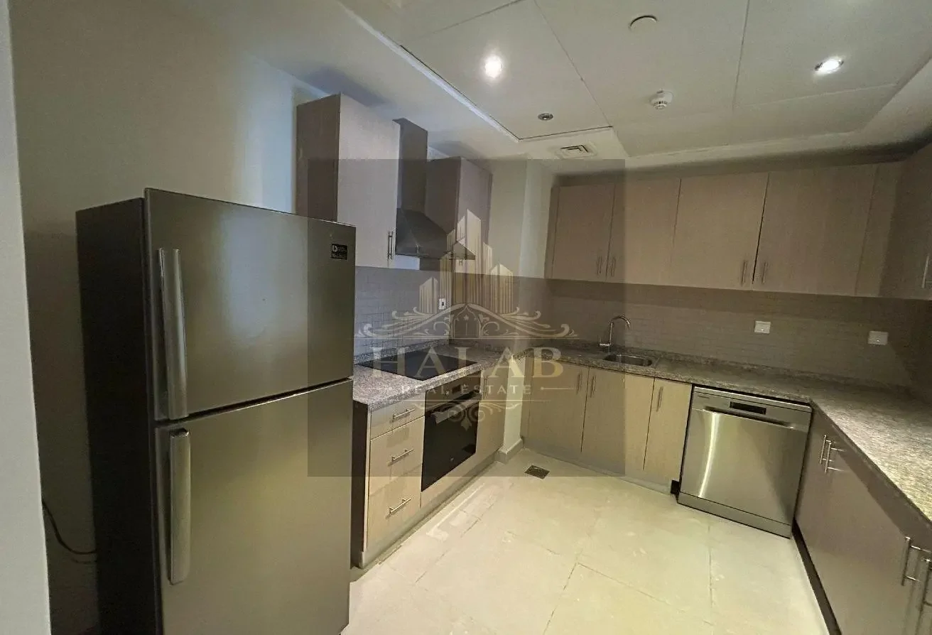 SPACIOUS BEDROOM + OFFICE APARTMENT