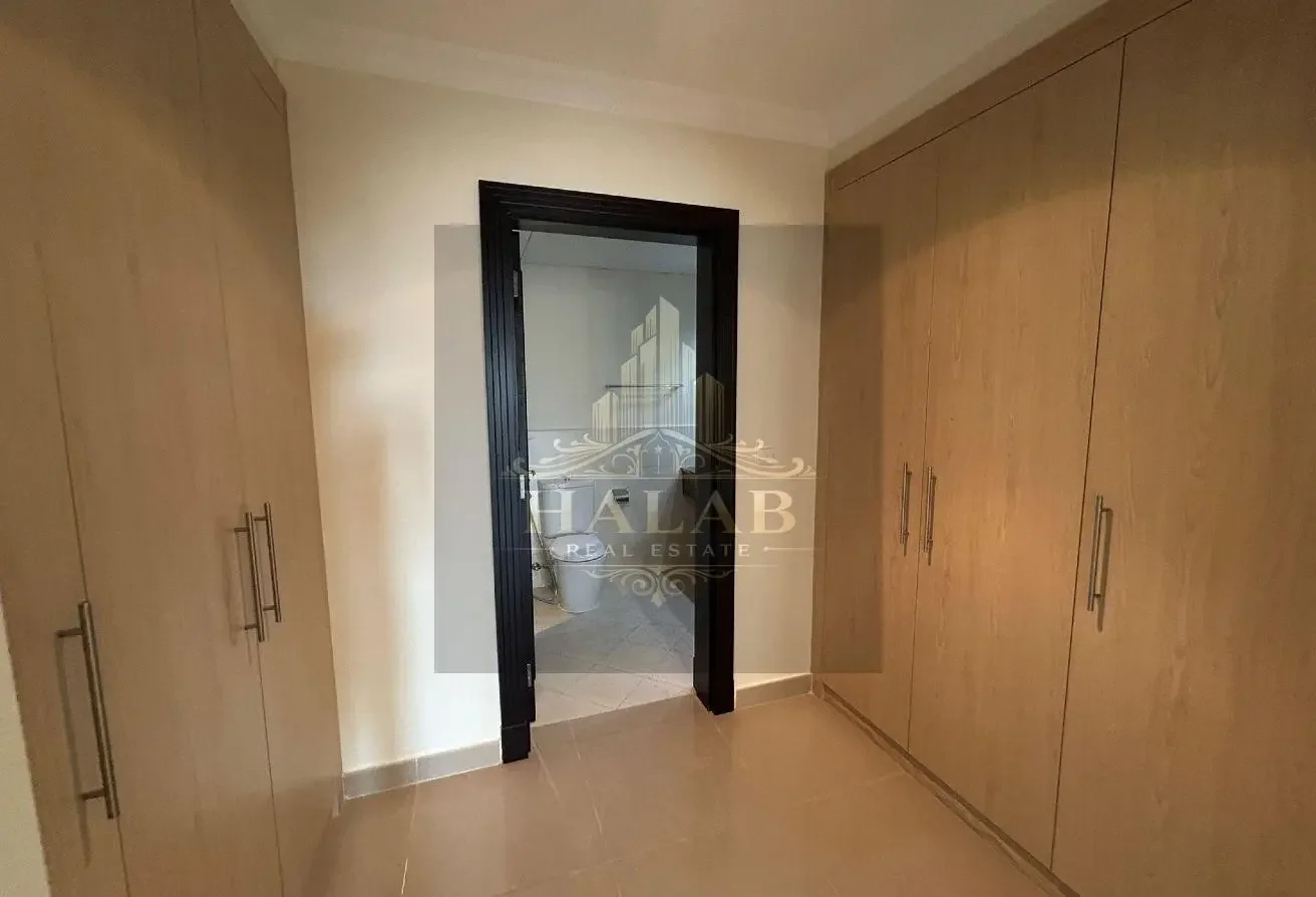 SPACIOUS BEDROOM + OFFICE APARTMENT