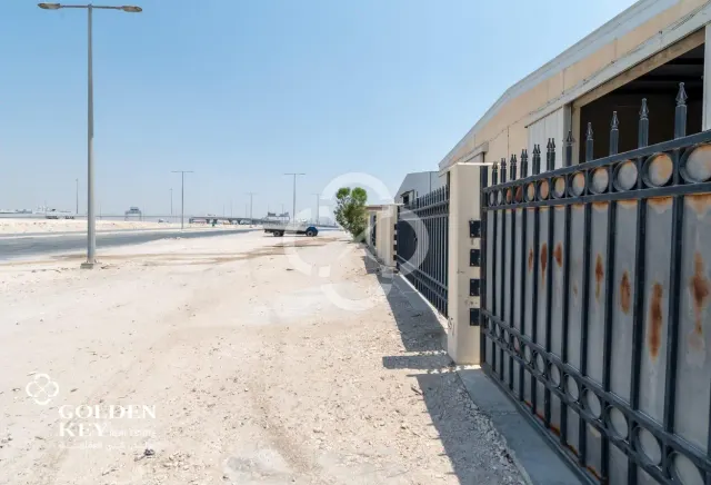 8 Warehouse Units +8 Rooms & 2 Kitchens – Sinaya