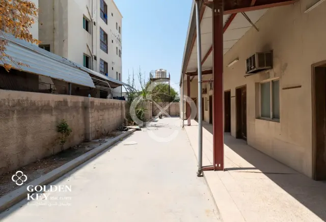 8 Warehouse Units +8 Rooms & 2 Kitchens – Sinaya