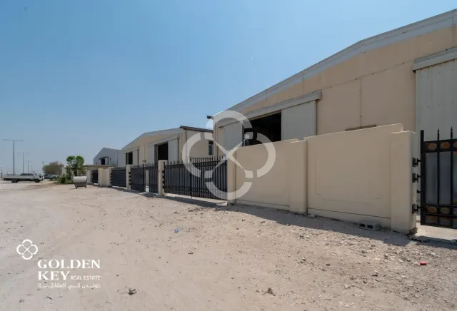 8 Warehouse Units +8 Rooms & 2 Kitchens – Sinaya