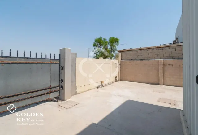 8 Warehouse Units +8 Rooms & 2 Kitchens – Sinaya