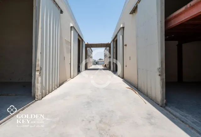 8 Warehouse Units +8 Rooms & 2 Kitchens – Sinaya