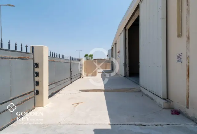 8 Warehouse Units +8 Rooms & 2 Kitchens – Sinaya
