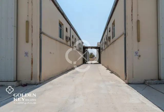 8 Warehouse Units +8 Rooms & 2 Kitchens – Sinaya
