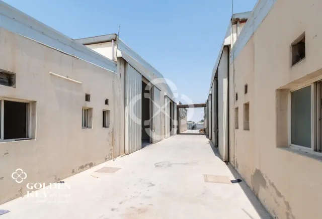 8 Warehouse Units +8 Rooms & 2 Kitchens – Sinaya