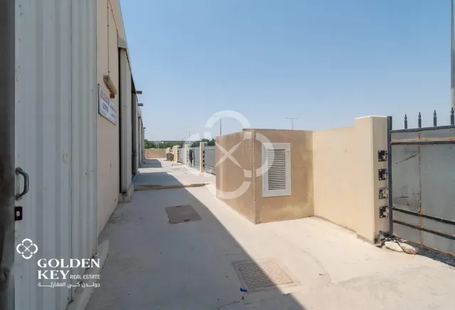 8 Warehouse Units +8 Rooms & 2 Kitchens – Sinaya