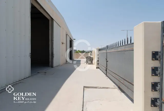 8 Warehouse Units +8 Rooms & 2 Kitchens – Sinaya