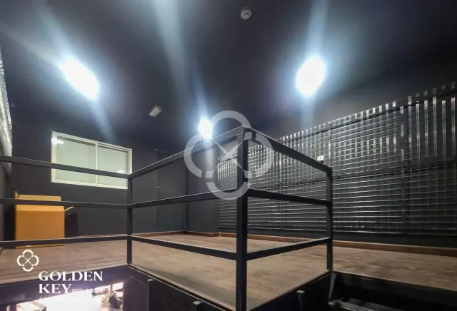 Office Space w/ Mezzanine | Prime Location - view 3