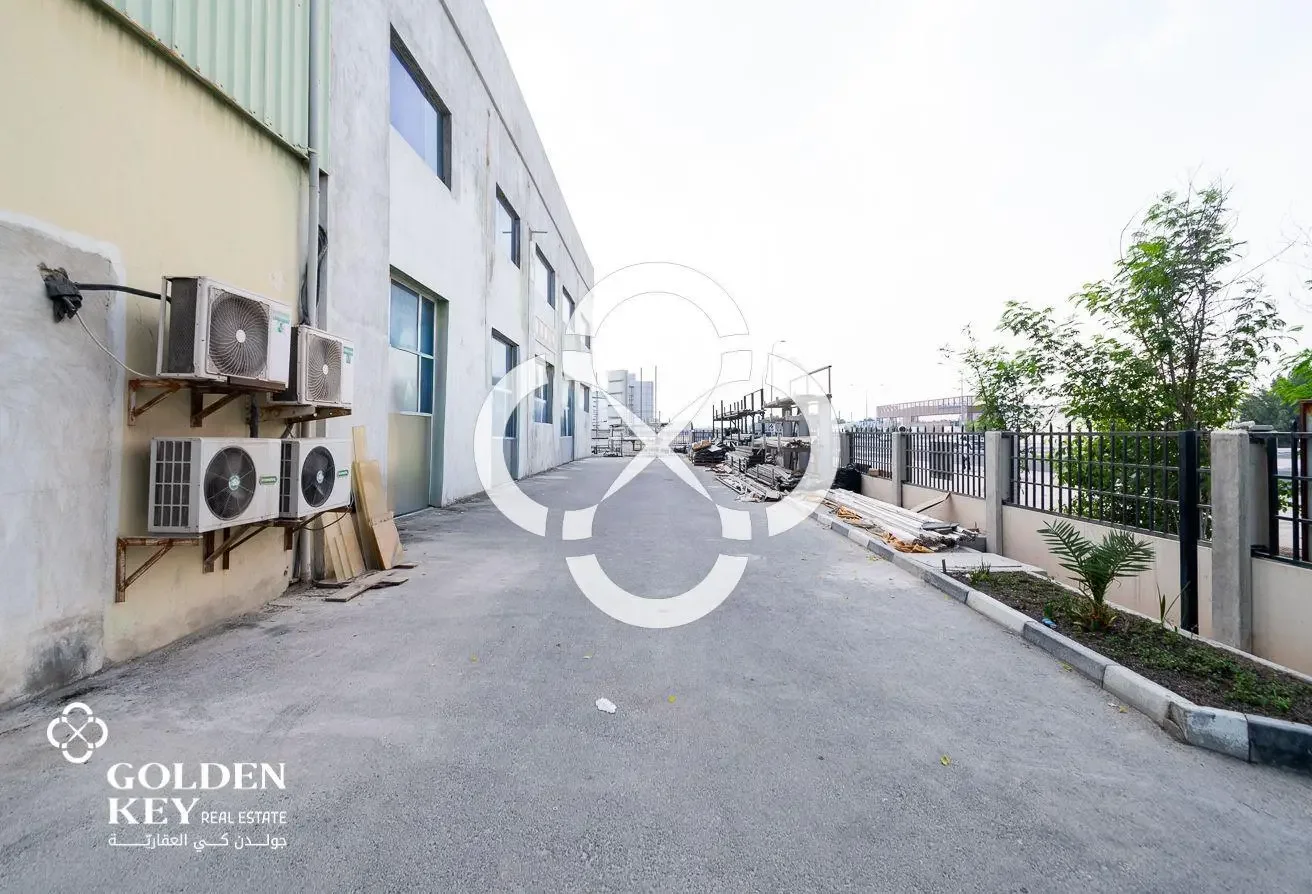 Fully Equipped Aluminum and Plastic Factory