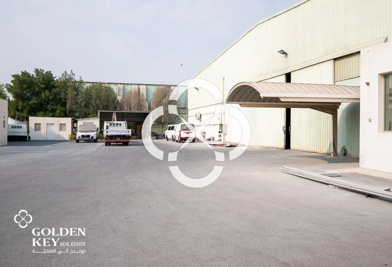 Fully Equipped Aluminum and Plastic Factory