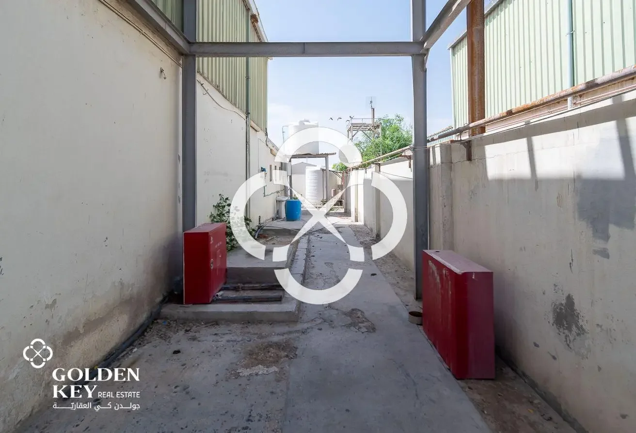 General Warehouse with 5 Rooms | Industrial Area