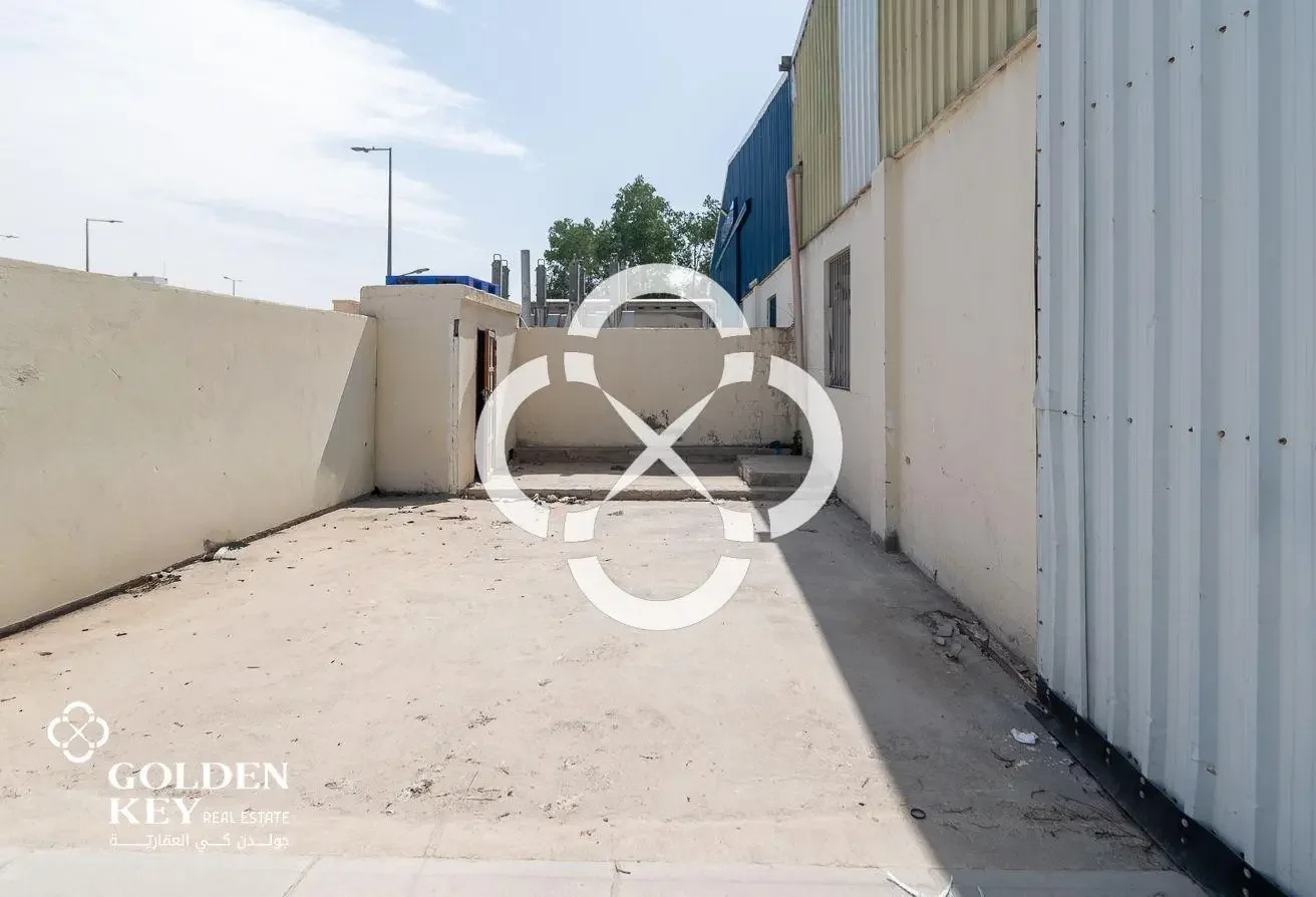 General Warehouse with 5 Rooms | Industrial Area