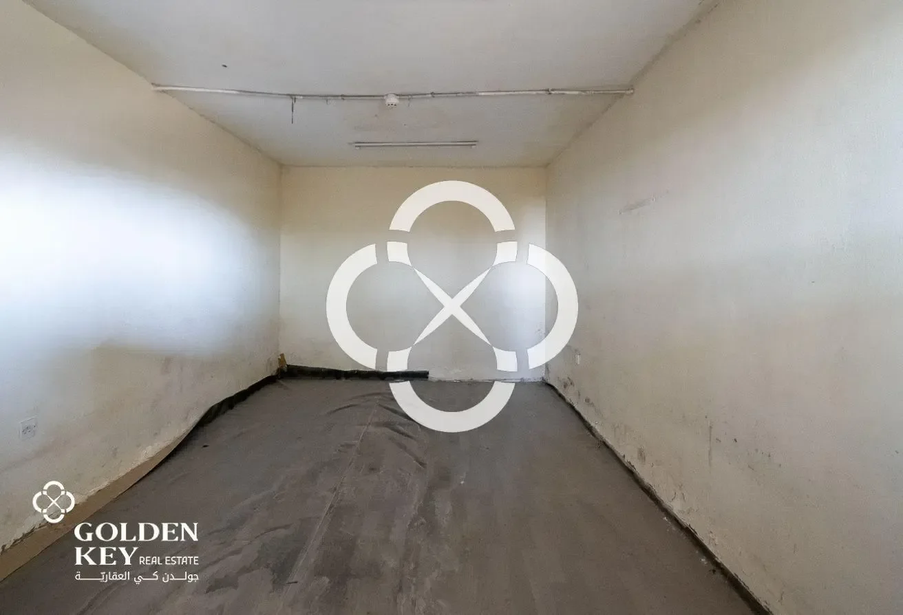 General Warehouse with 5 Rooms | Industrial Area