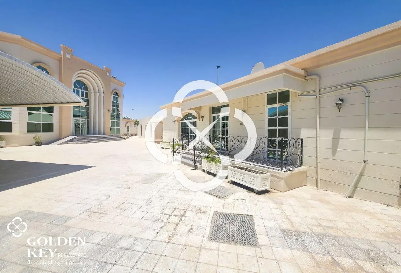 Commercial Villa for Various Business Activities