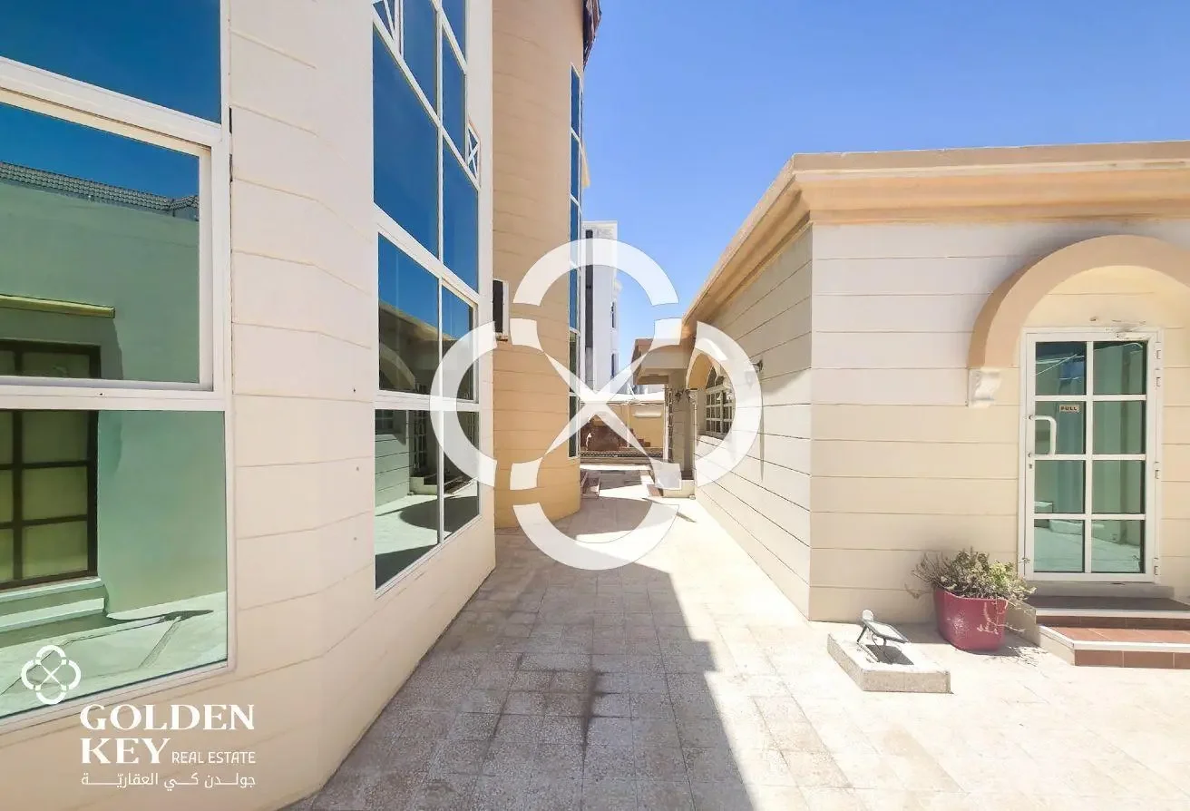 Commercial Villa for Various Business Activities
