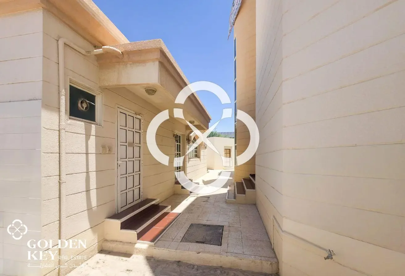 Commercial Villa for Various Business Activities
