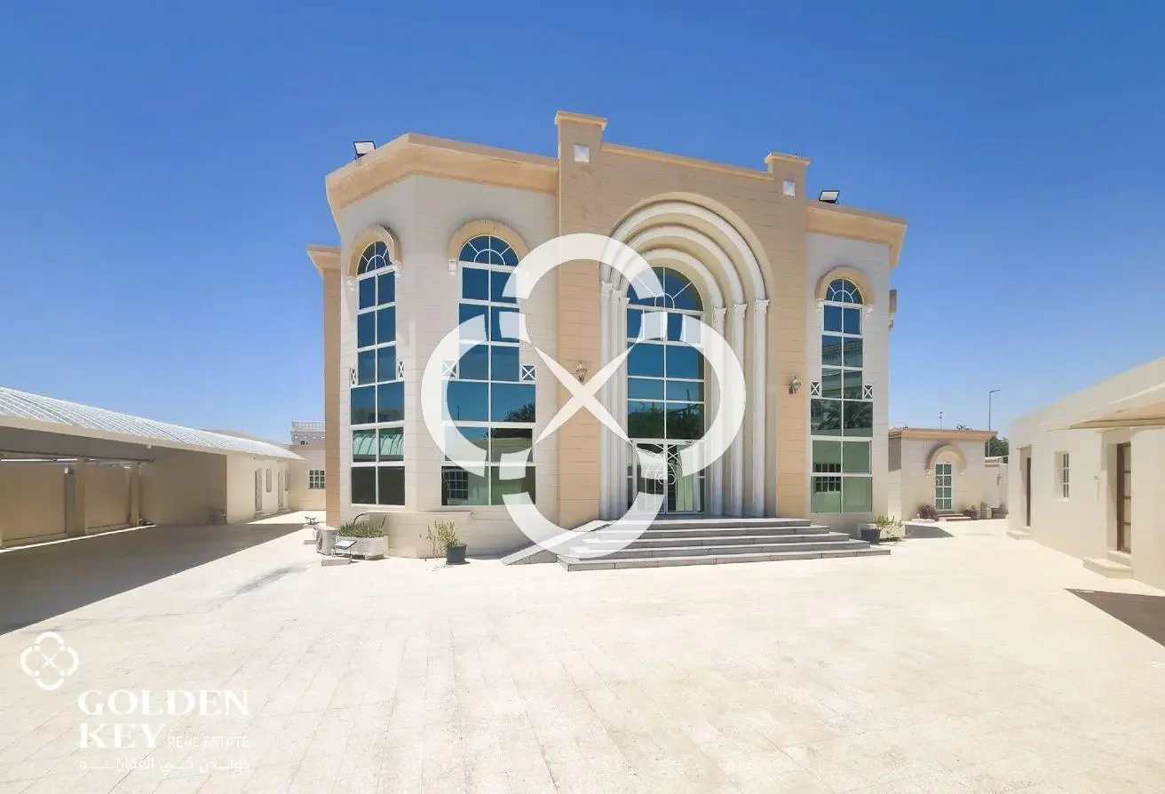 Commercial Villa for Various Business Activities