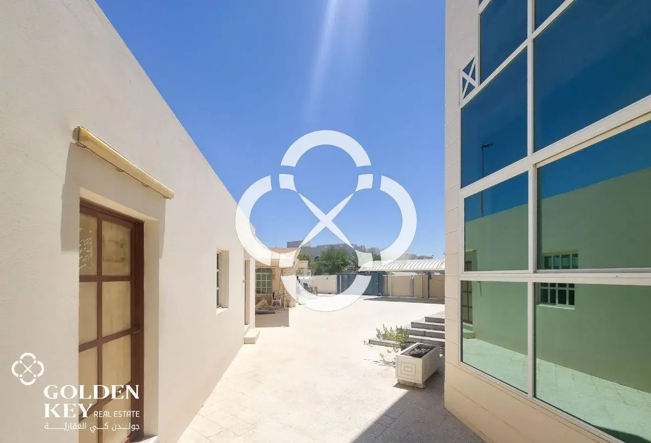 Commercial Villa for Various Business Activities