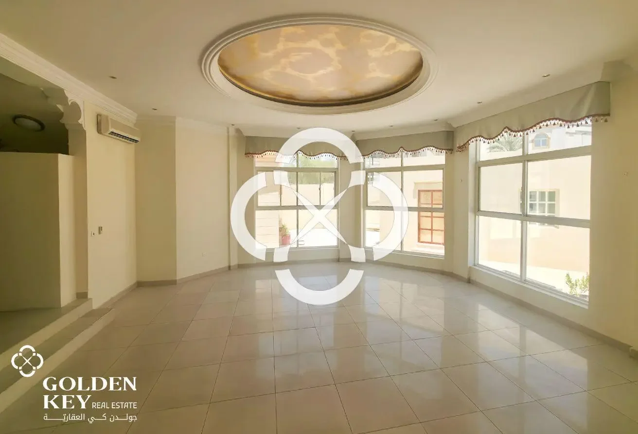 Commercial Villa for Various Business Activities