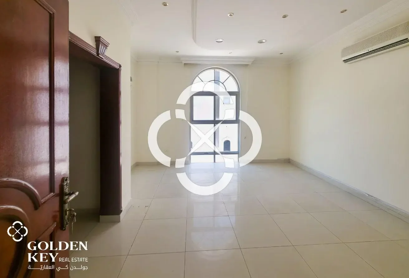 Commercial Villa for Various Business Activities