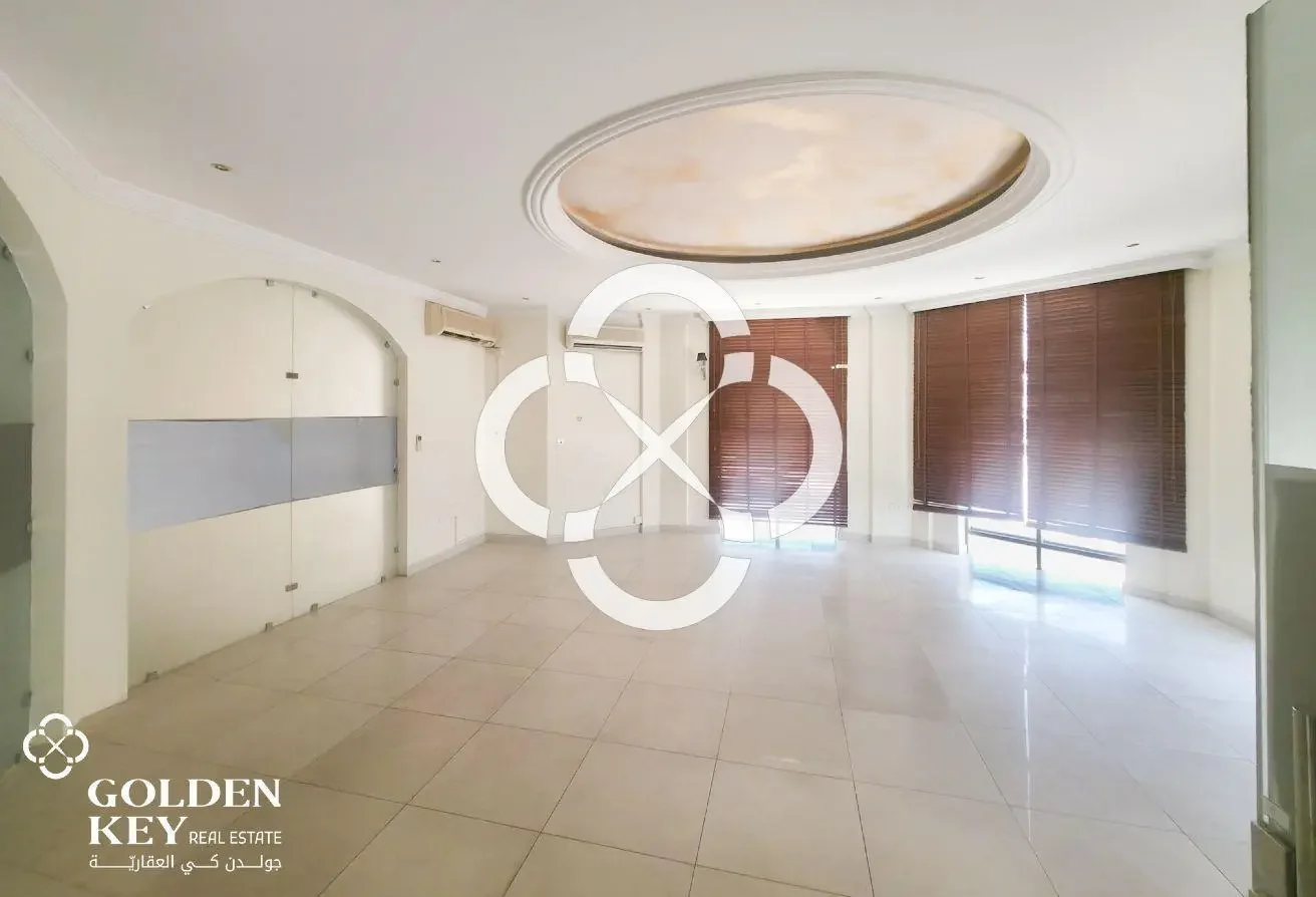 Commercial Villa for Various Business Activities