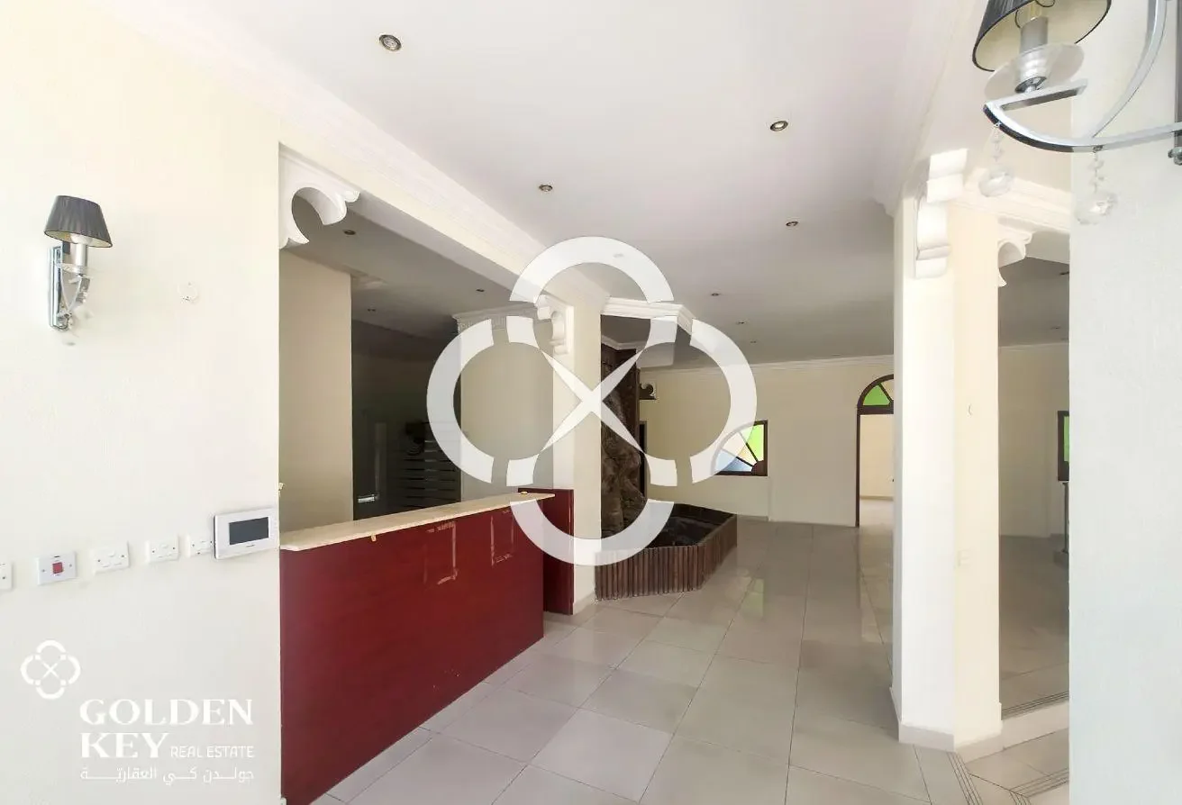 Commercial Villa for Various Business Activities