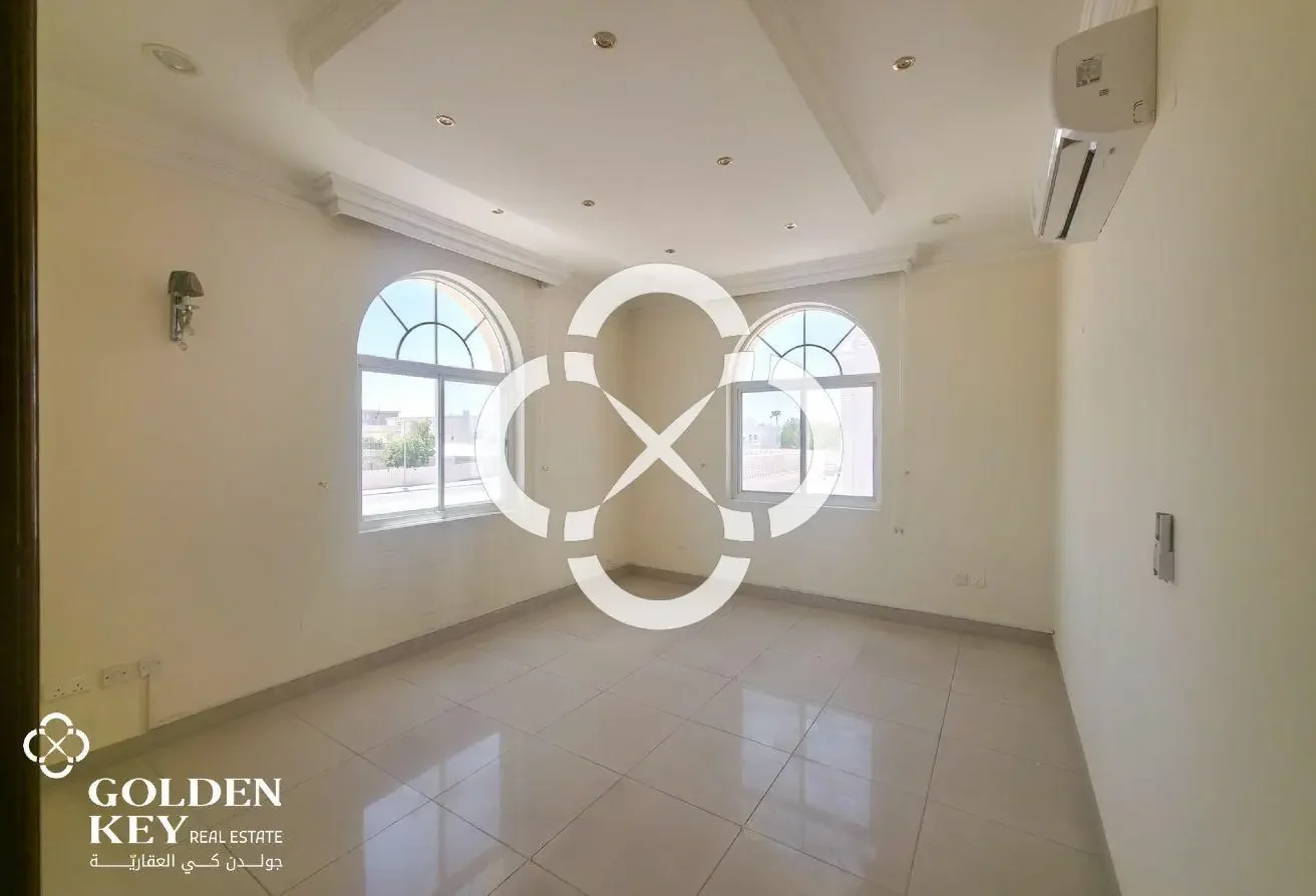 Commercial Villa for Various Business Activities