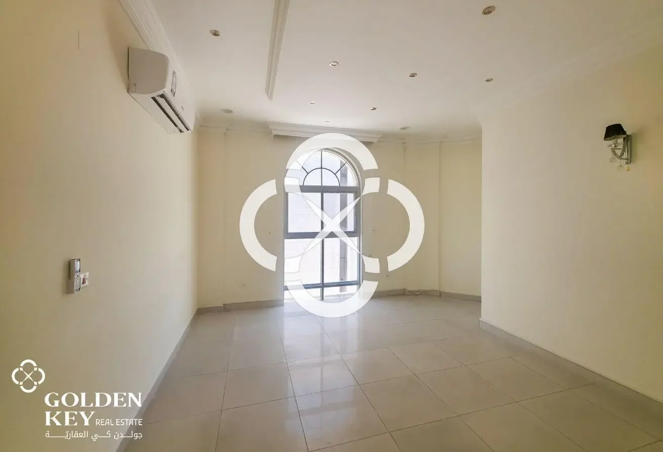 Commercial Villa for Various Business Activities