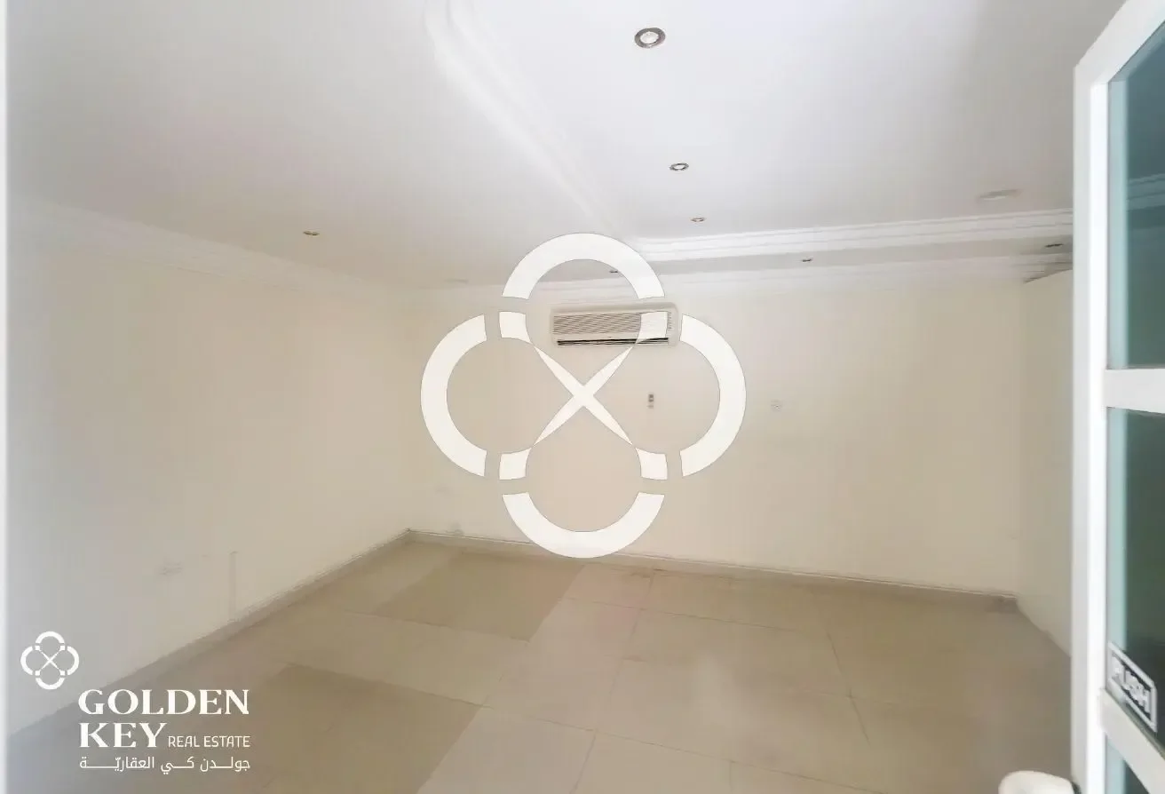 Commercial Villa for Various Business Activities