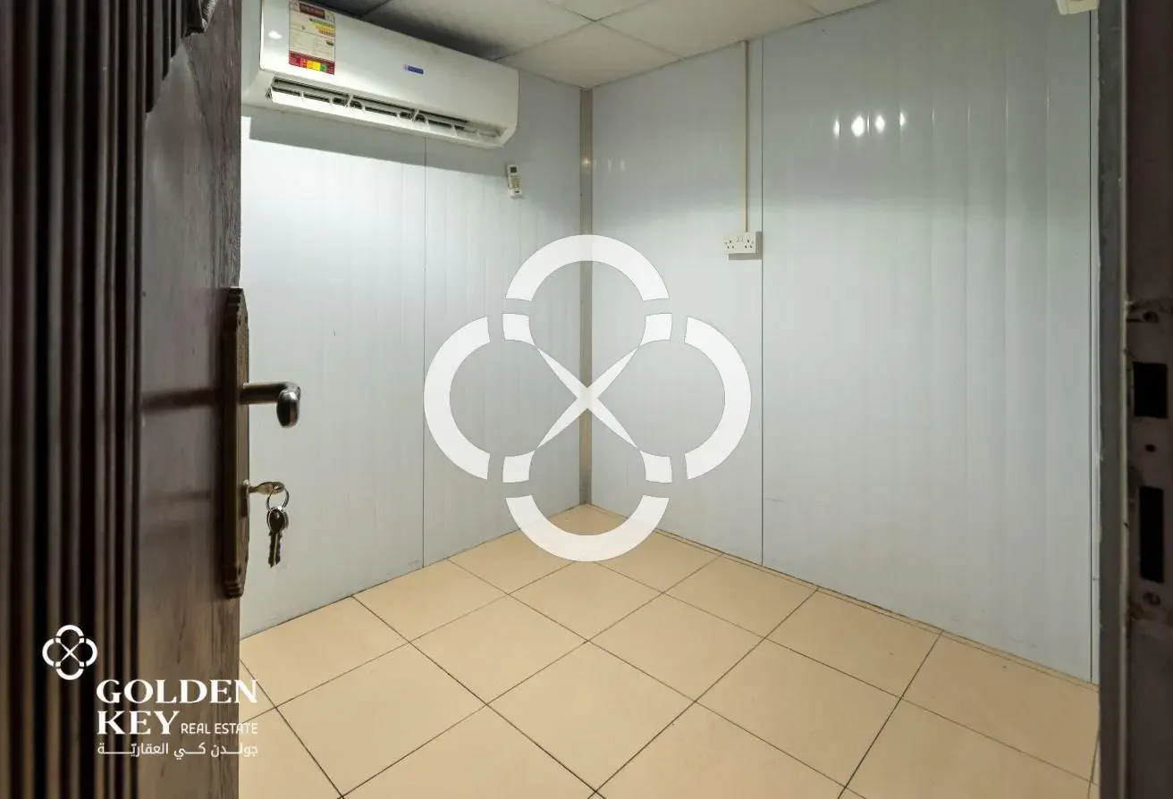 1,600 sqm | Ventilated Warehouse | Umm Salal - view 3