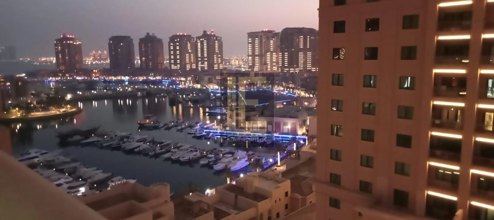 شقة كبيرة بغرفة نوم واحدة مع شرفة - مطلة على المارينا
