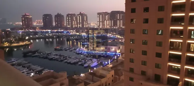 شقة كبيرة بغرفة نوم واحدة مع شرفة - مطلة على المارينا