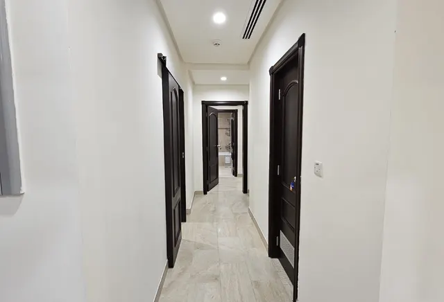 شقة بغرفتي نوم + غرفة خادمة | تصميم فاخر | إطلالة على الشرفة - view 3